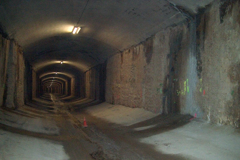 Túnel con filtraciones de agua y humedad Túnel con filtraciones de agua y humedad