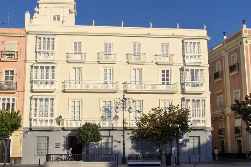 fachada inmueble recién restaurada mediante sistemas de protección e impermeabilización