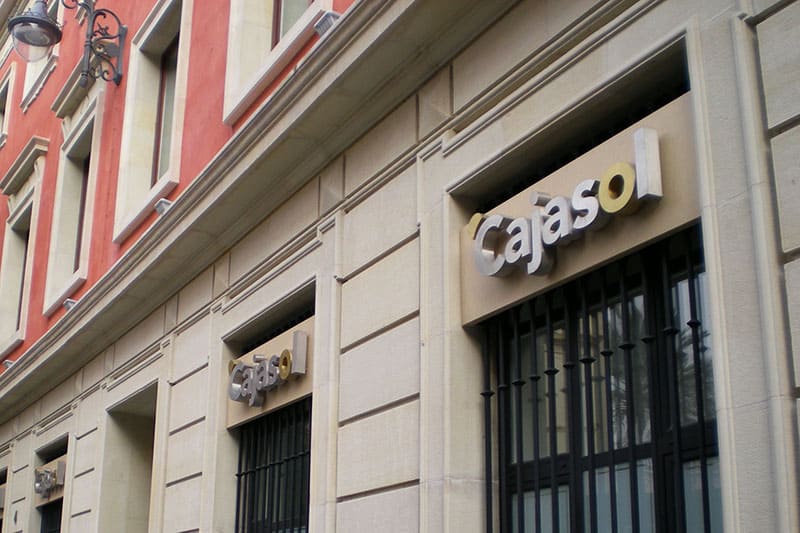 restauración de fachada en sede Cajasol en Sevilla