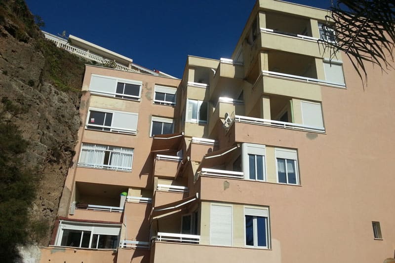 Fachada de edificio antes de aplicar el SATE