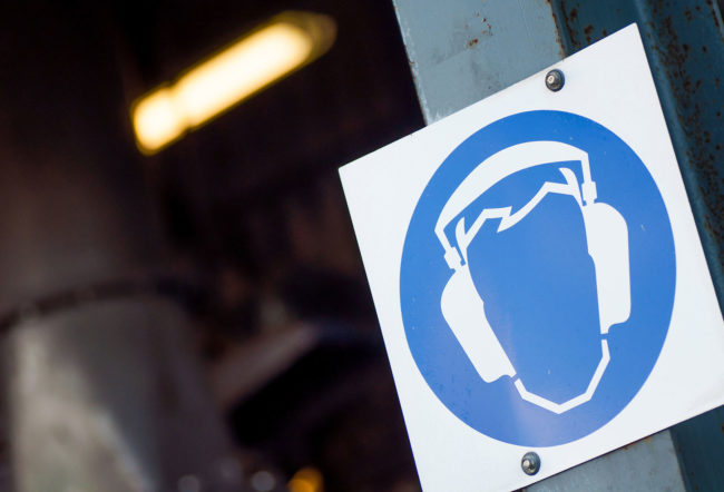 Señal de uso de protección frente al ruido industrial