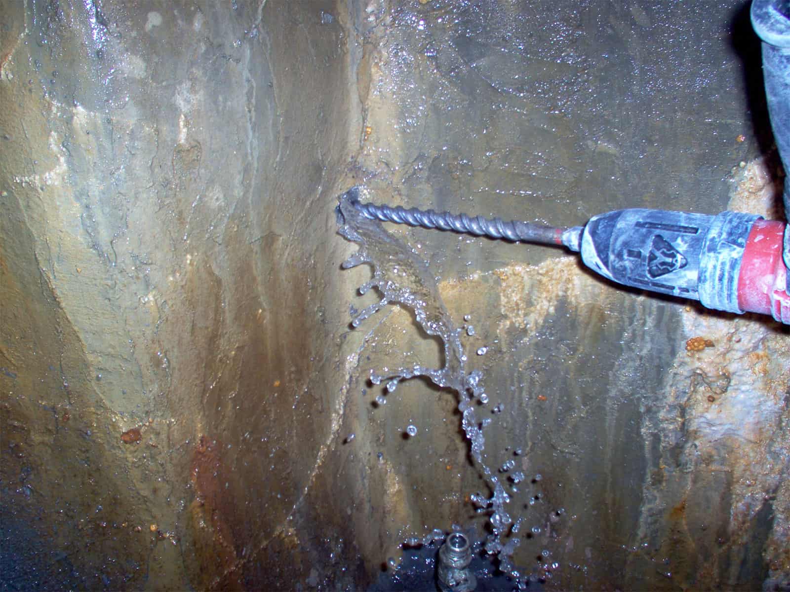 perforando el muro como paso previo de la aplicación del sistema contra filtraciones de agua perforando el muro como paso previo de la aplicación del sistema contra filtraciones de agua