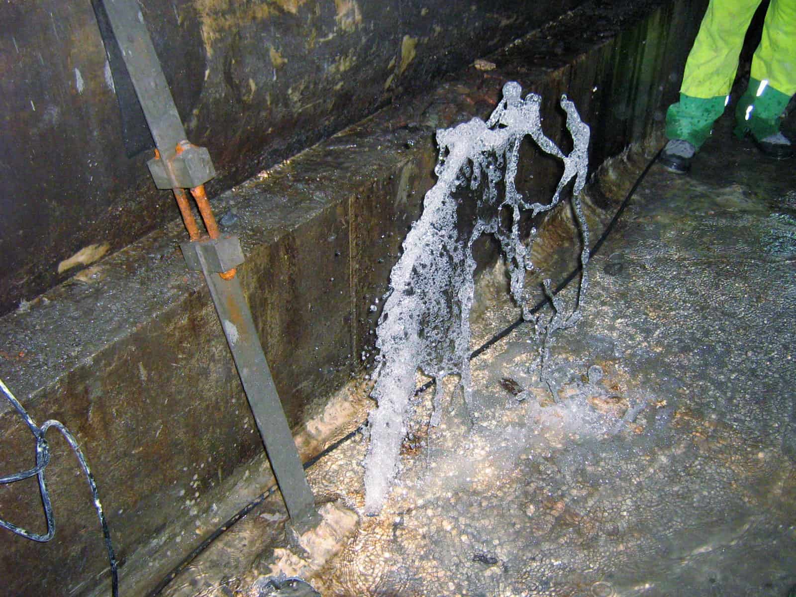 fuerte fuga de agua atravesando los cimientos fuerte fuga de agua atravesando los cimientos