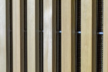 Noistop essential malla galvanizada y madera natural detalle 2