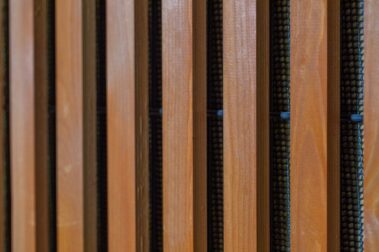 Noistop essential malla negra y madera marron detalle 2