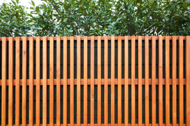 Noistop essential residencial privado malla negra y madera marron 00004