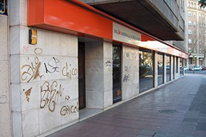 Fachada de mármol con graffiti fachada de mármol con graffiti