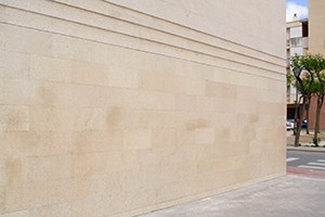 Limpieza y eliminación de graffiti en fachada de piedra limpieza y eliminación de graffiti en fachada de piedra