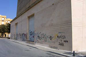 Fachada de piedra con graffiti fachada de piedra con graffiti