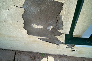 Daño típico en fachada provocado por la humedad de remonte capilar Daño típico en fachada provocado por la humedad de remonte capilar