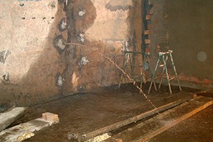 Estado previo de muro con grandes filtraciones de agua Estado previo de muro con grandes filtraciones de agua