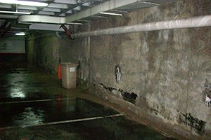 Previous state of the garage with humidity in the walls and water leaks