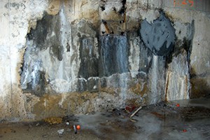 Muro con problemas de humedad y filtración de agua muro con graves problemas de humedad