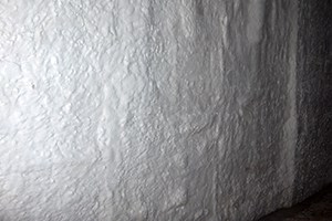 Muro tras la reparación y la impermeabilización estado final de muro reparado y totalmente impermeabilizado