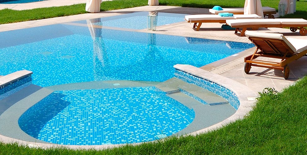 Piscina residencial en perfecto estado reparada e impermeabilizada