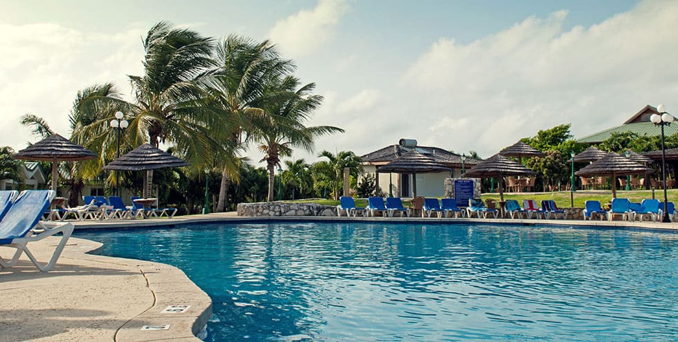 Reparación de piscina en hotel vacacional